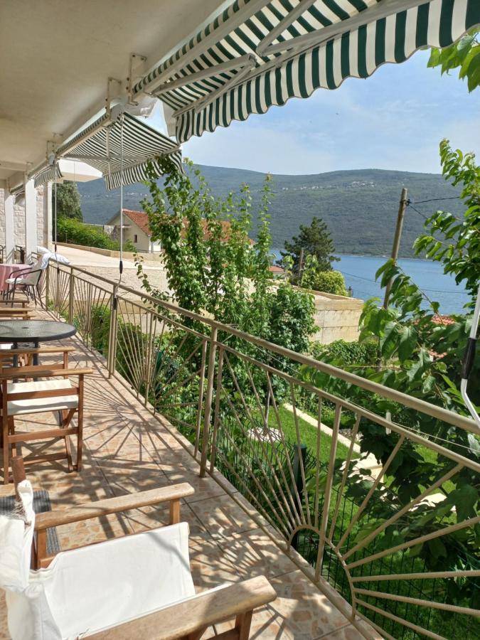 Villa Angelina Kumbor Exterior photo